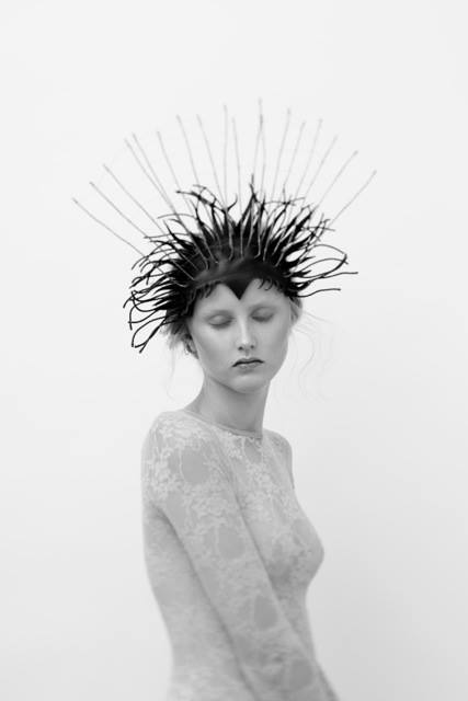 Headpiece: Bartholomäus Wischnewski; Photo: Julia Blank; Make up: Kerry J. Hajdu; Styling: Susi Bauer; Model: Luja (M4 Models)